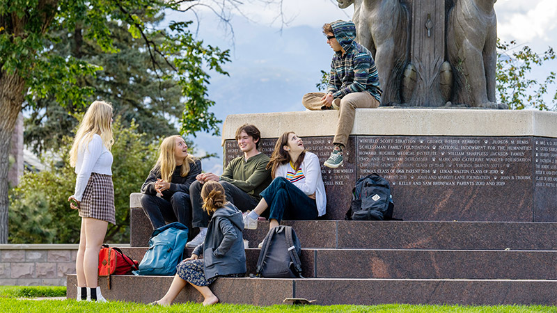 Outdoor of students chatting at Worner Quad